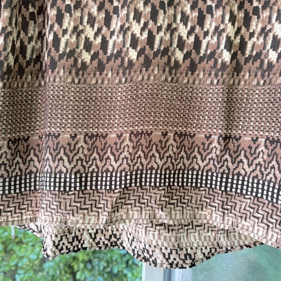 Live 4 Truth size small “snake skin” design V-neck top with flat collar & Hi/Low - Picture 6 of 13